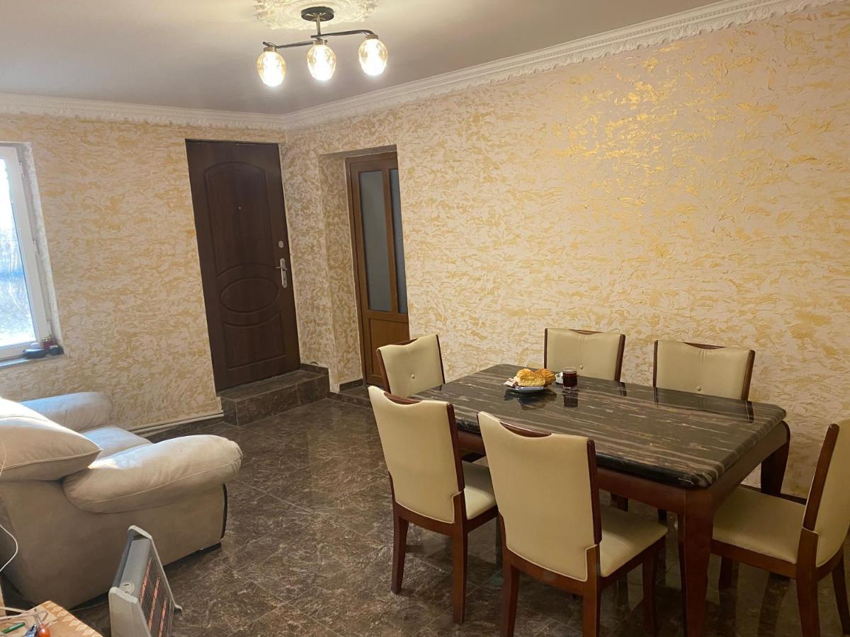 Friend'S House Rooms Near Airport Ghukasavan Bagian luar foto