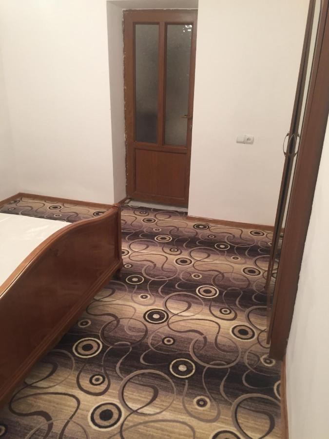 Friend'S House Rooms Near Airport Ghukasavan Bagian luar foto