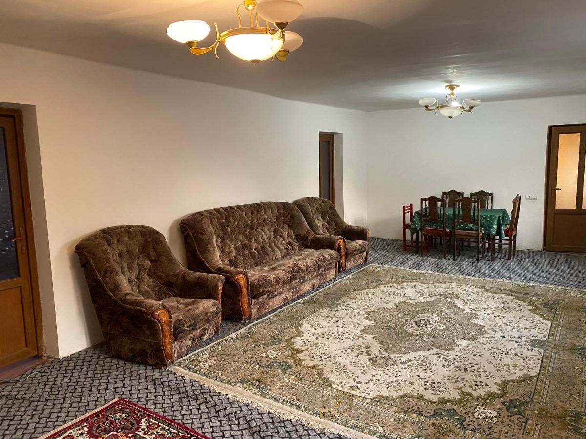 Friend'S House Rooms Near Airport Ghukasavan Bagian luar foto