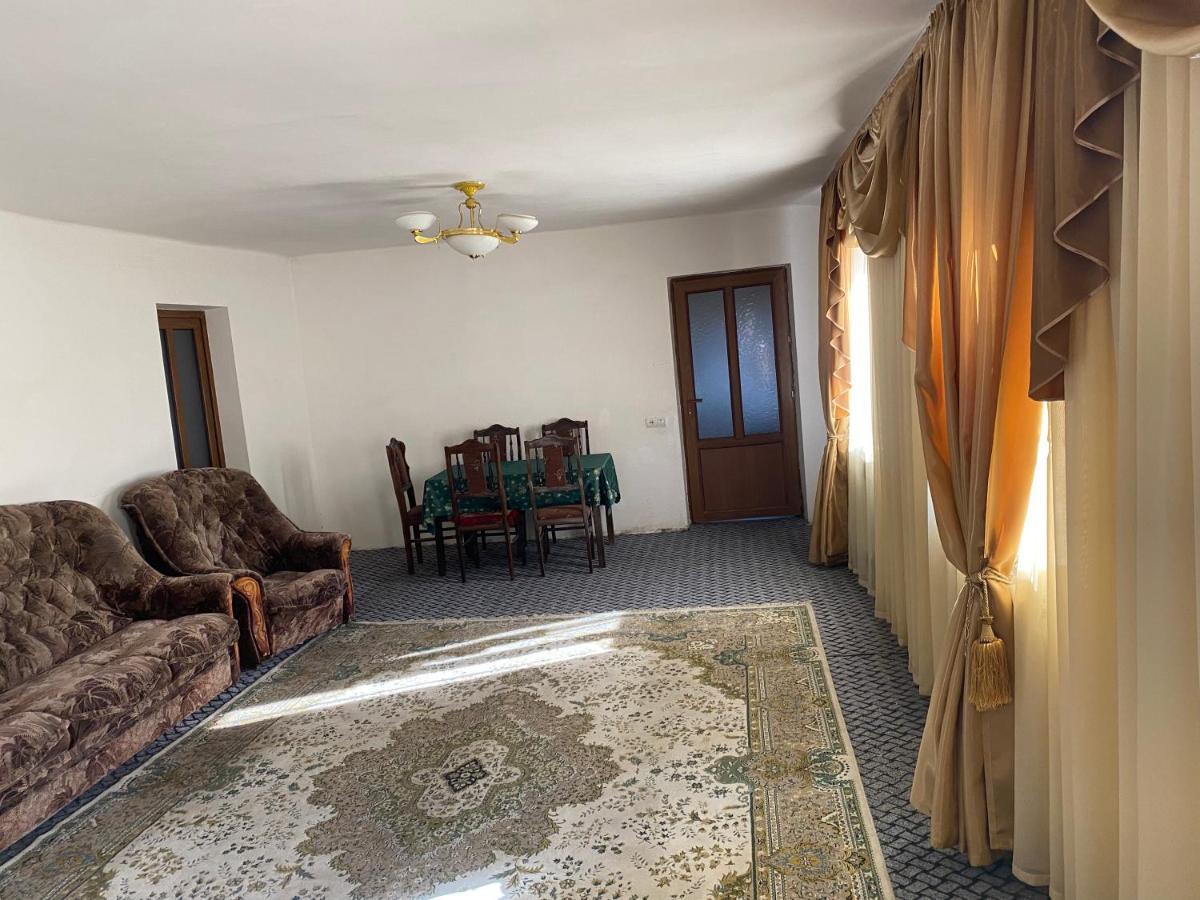 Friend'S House Rooms Near Airport Ghukasavan Bagian luar foto